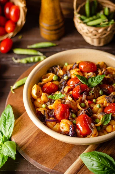 Corn paste with roasted tomatoes and fresh peas and onion — Stock Photo, Image