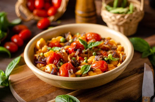 Corn paste with roasted tomatoes and fresh peas and onion — Stock Photo, Image