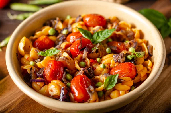 Corn paste with roasted tomatoes and fresh peas and onion — Stock Photo, Image