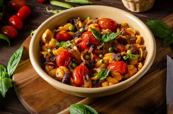 Corn paste with roasted tomatoes and fresh peas and onion — Stock Photo, Image