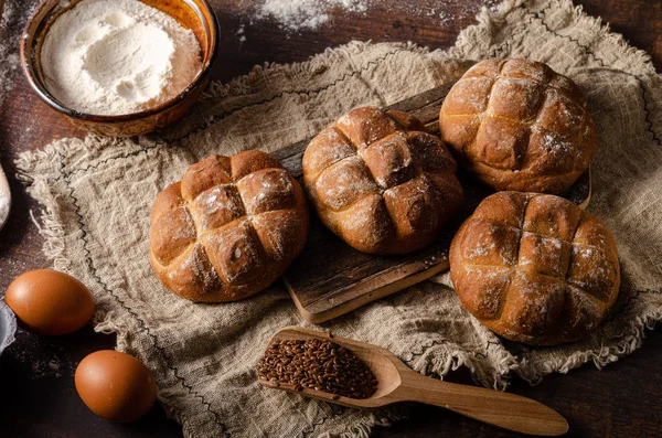 Bollos caseros recién horneados —  Fotos de Stock