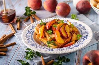 Karamelize şeftali ile Fransız tost