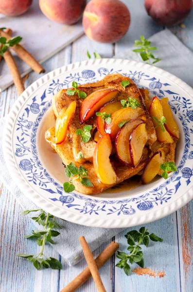 Torrada francesa com pêssego caramelizado — Fotografia de Stock