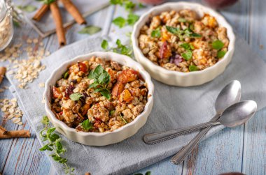 Meyve ve akçaağaç şurubu ile pişmiş yulaf ezmesi 