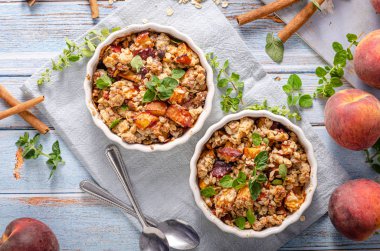 Meyve ve akçaağaç şurubu ile pişmiş yulaf ezmesi 