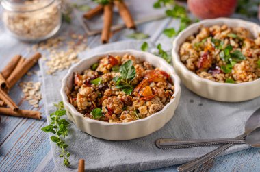 Meyve ve akçaağaç şurubu ile pişmiş yulaf ezmesi 