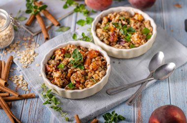 Meyve ve akçaağaç şurubu ile pişmiş yulaf ezmesi 