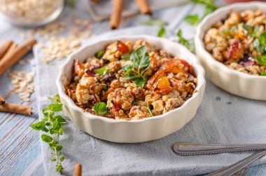 Meyve ve akçaağaç şurubu ile pişmiş yulaf ezmesi 