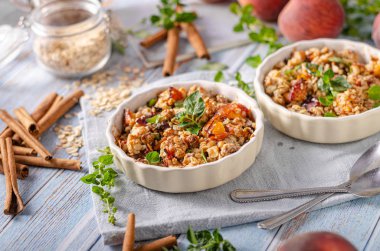 Meyve ve akçaağaç şurubu ile pişmiş yulaf ezmesi 