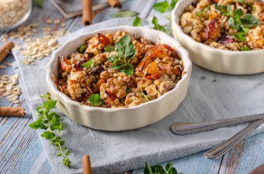 Meyve ve akçaağaç şurubu ile pişmiş yulaf ezmesi 