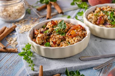 Meyve ve akçaağaç şurubu ile pişmiş yulaf ezmesi 