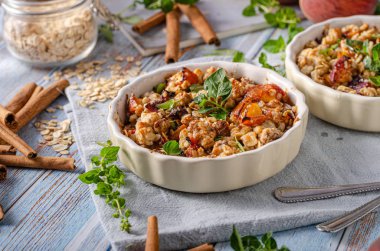 Meyve ve akçaağaç şurubu ile pişmiş yulaf ezmesi 