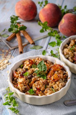 Meyve ve akçaağaç şurubu ile pişmiş yulaf ezmesi 