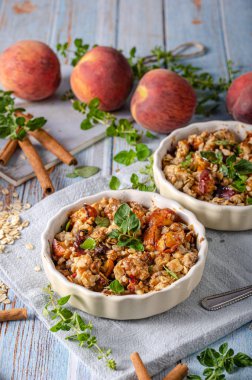 Meyve ve akçaağaç şurubu ile pişmiş yulaf ezmesi 