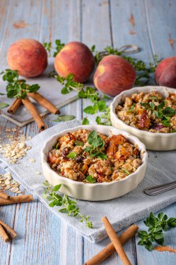 Meyve ve akçaağaç şurubu ile pişmiş yulaf ezmesi 