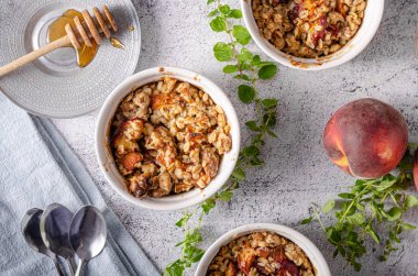 Meyve ve akçaağaç şurubu ile pişmiş yulaf ezmesi 