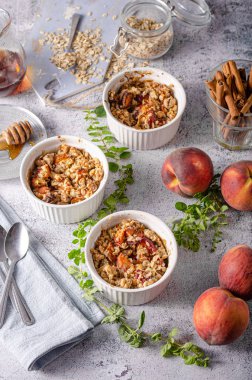 Meyve ve akçaağaç şurubu ile pişmiş yulaf ezmesi 