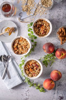 Meyve ve akçaağaç şurubu ile pişmiş yulaf ezmesi 