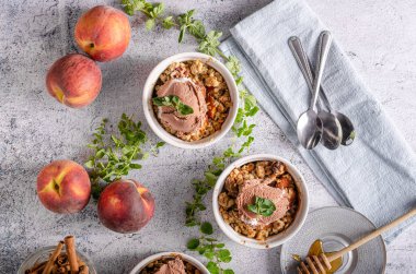 Meyve ve akçaağaç şurubu ile pişmiş yulaf ezmesi 