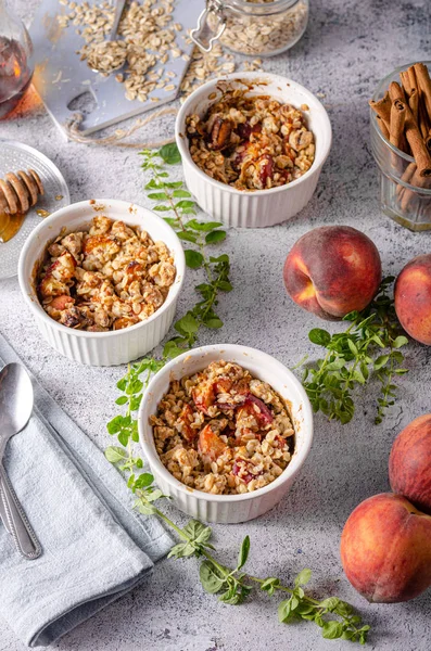 Harina de avena al horno con fruta y jarabe de arce — Foto de Stock