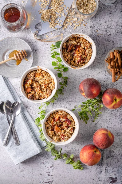 Harina de avena al horno con fruta y jarabe de arce — Foto de Stock