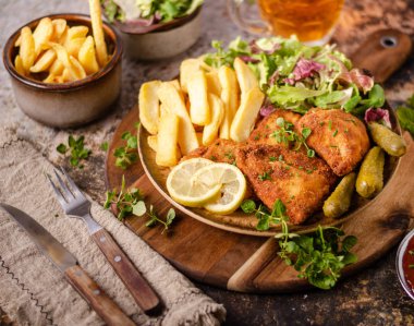 Ev yapımı patates kızartması ile orijinal şnitzel