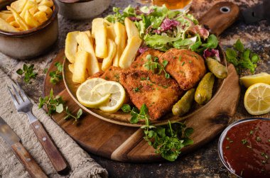 Ev yapımı patates kızartması ile orijinal şnitzel
