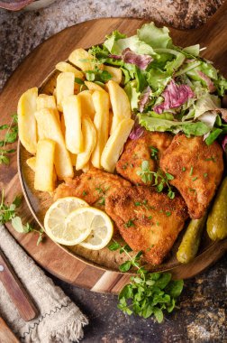 Ev yapımı patates kızartması ile orijinal şnitzel