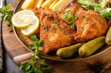 Ev yapımı patates kızartması ile orijinal şnitzel