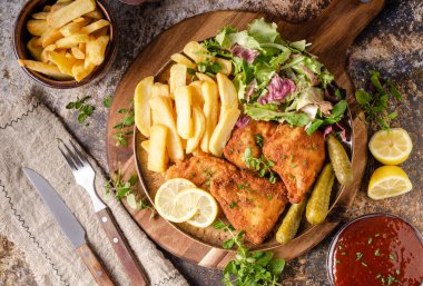 Ev yapımı patates kızartması ile orijinal şnitzel