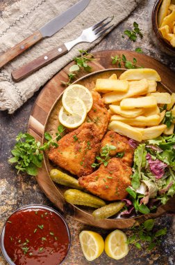Ev yapımı patates kızartması ile orijinal şnitzel