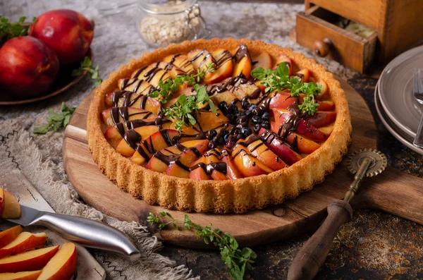 Bolo de chocolate de nectarinas — Fotografia de Stock