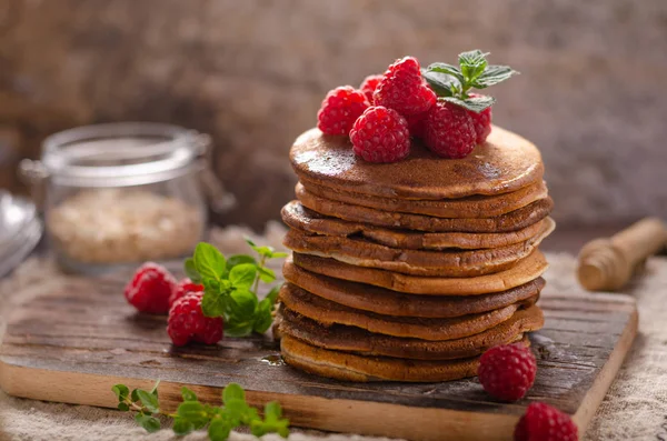 Deliciosas panquecas caseiras com xarope de bordo — Fotografia de Stock