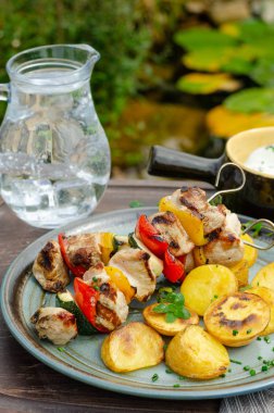 Dışarıda ızgara şiş kebap
