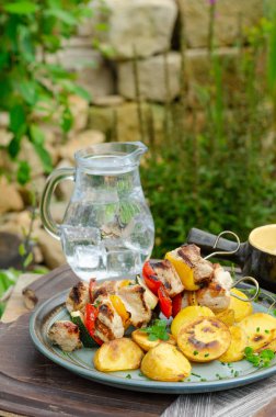 Dışarıda ızgara şiş kebap