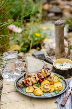 Dışarıda ızgara şiş kebap