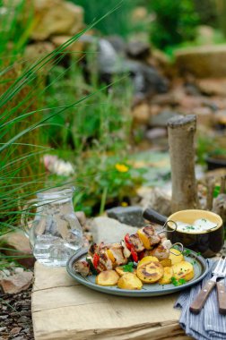 Dışarıda ızgara şiş kebap