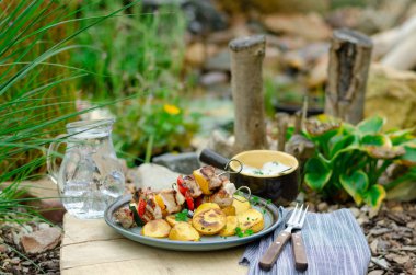 Dışarıda ızgara şiş kebap