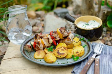 Dışarıda ızgara şiş kebap