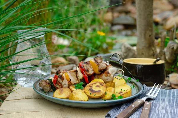 Dışarıda ızgara şiş kebap