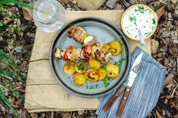 Dışarıda ızgara şiş kebap