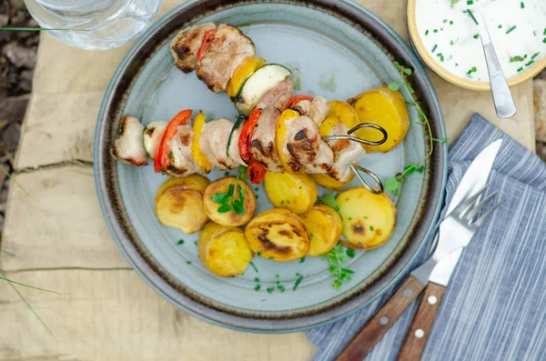 Dışarıda ızgara şiş kebap