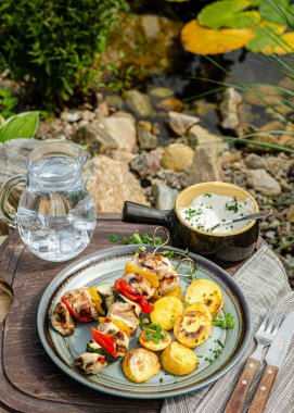 Dışarıda ızgara şiş kebap