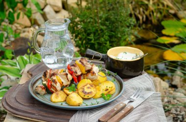 Dışarıda ızgara şiş kebap