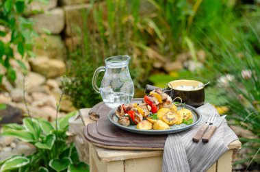 Dışarıda ızgara şiş kebap