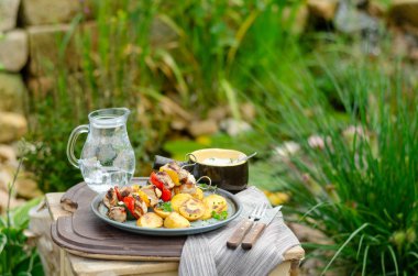 Dışarıda ızgara şiş kebap