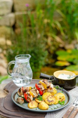 Dışarıda ızgara şiş kebap