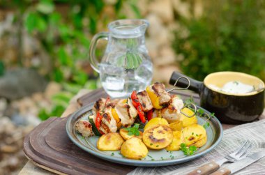 Dışarıda ızgara şiş kebap