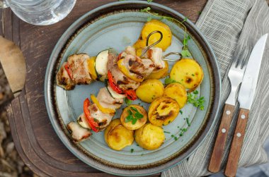 Dışarıda ızgara şiş kebap