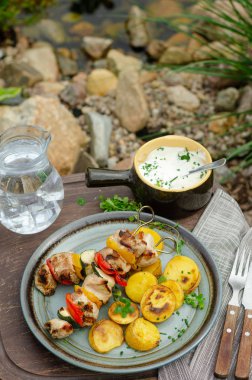 Dışarıda ızgara şiş kebap